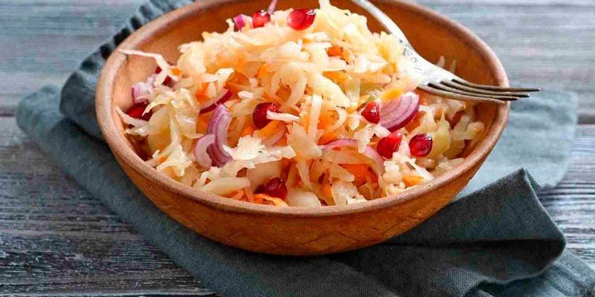 Салат из квашеной капусты с брусникой