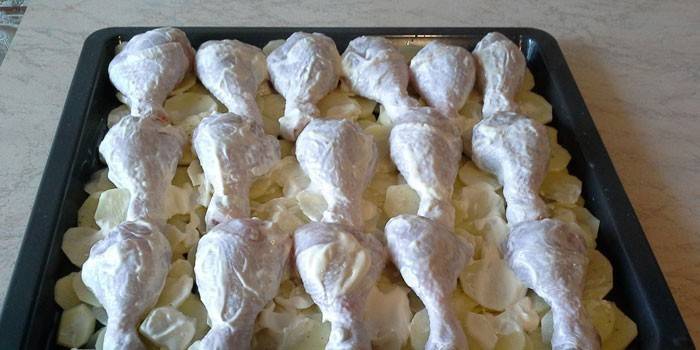 Куриные голени в майонезе с картофеле перед запеканием