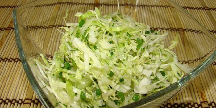 Салат из свежей капусты с зеленью