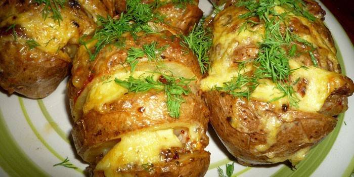 Картошка-гармошка с беконом и сыром 
