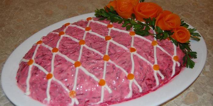 Слоенный салат Шуба на блюде перед подачей на стол