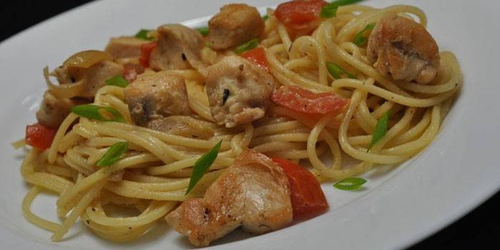 Спагетти с помидорами и кусочками куриного мяса