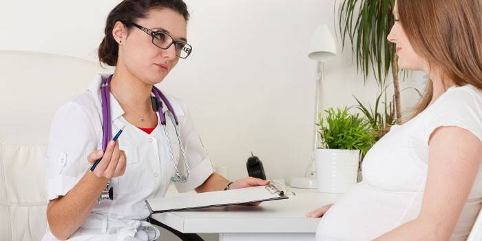 Беременная женщина консультируется с врачом