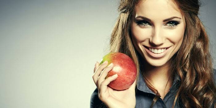 Девушка с яблоком в руке