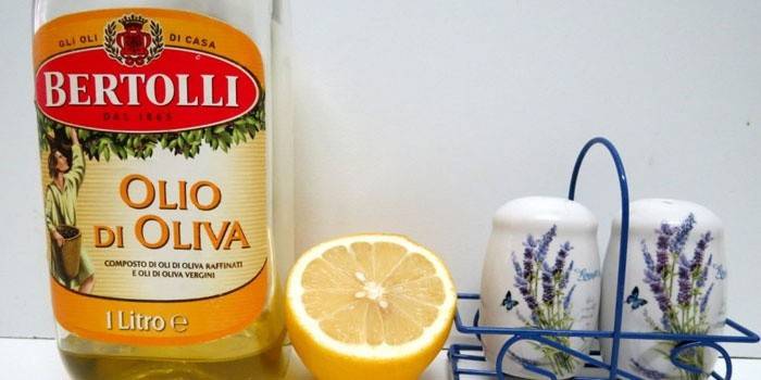 Оливковое масло в бутылке, лимон и специи