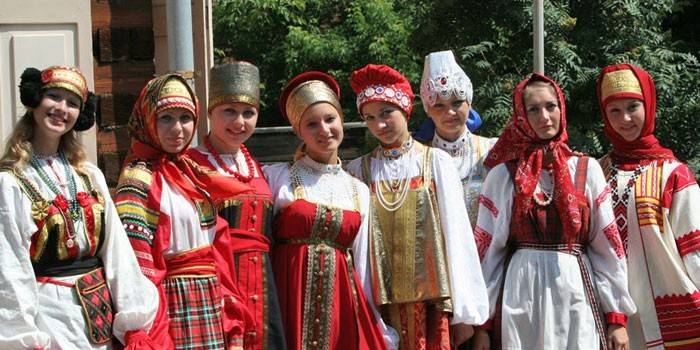 Девушки в русских народных костюмах