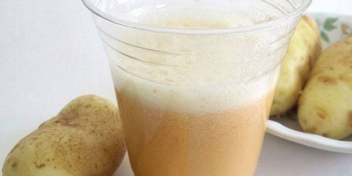 Картофельный сок в пластиковом стакане