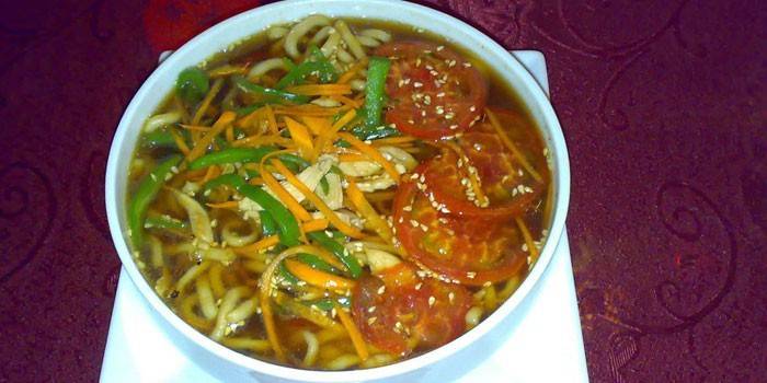 Китайский суп с овощами и лапшой