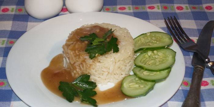 Вареный рис с соусом терияки на тарелке