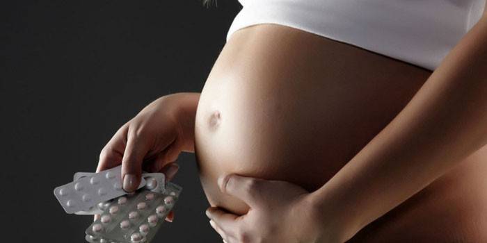 Беременная женщина и таблетки