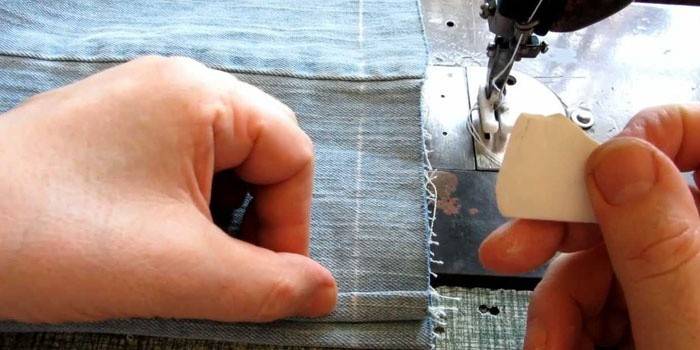Разметка на штанине и швейная машинка