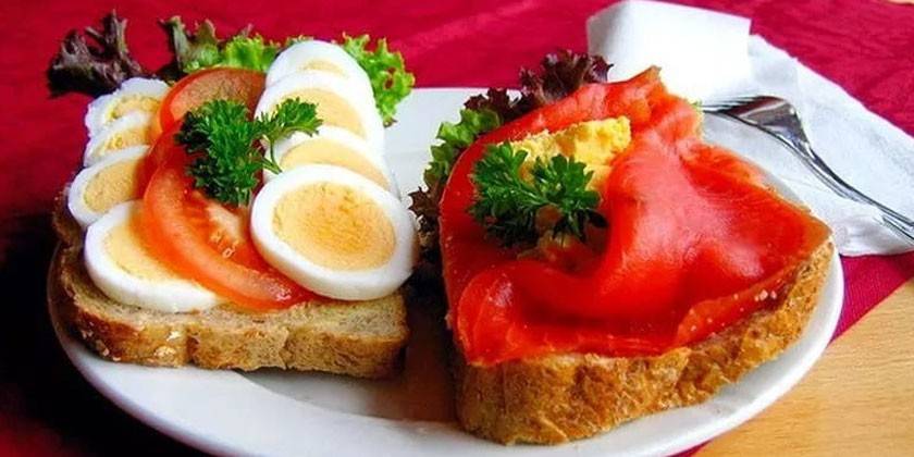 Бутерброды с помидорами и яйцом