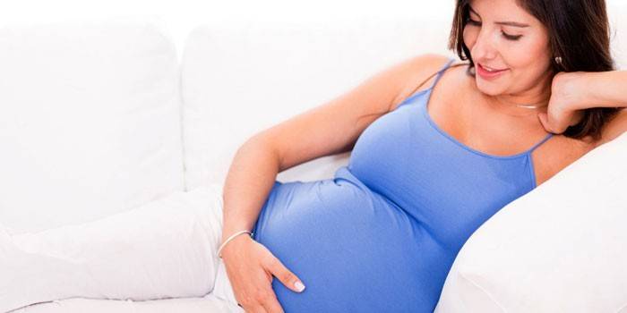 Беременная женщина на диване