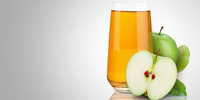 Яблочный сок в стакане и яблоки