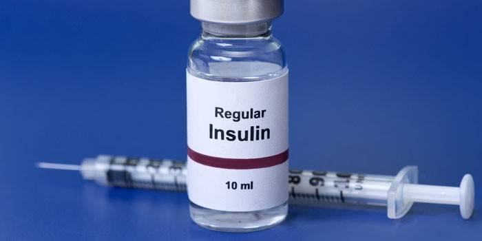 Инсулин в бутылочке и шприц
