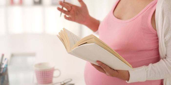 Беременная девушка с книгой