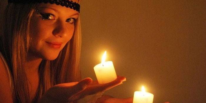 Девушка со свечами в руках