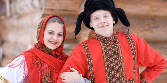 Парень и девушка в русских национальных одеждах