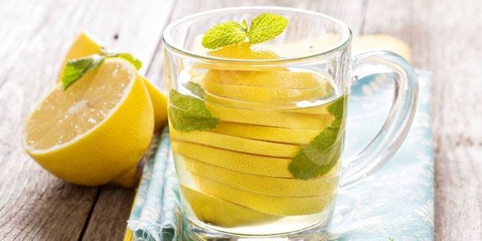Вода с лимоном и мятой в чашке