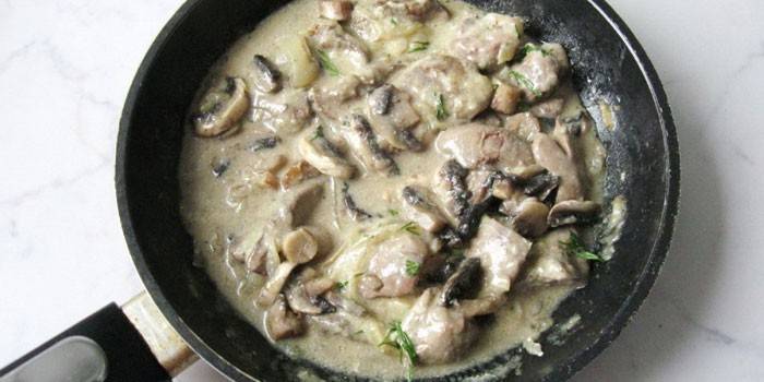 Куриная печень с грибами в сметанном соусе на сковороде
