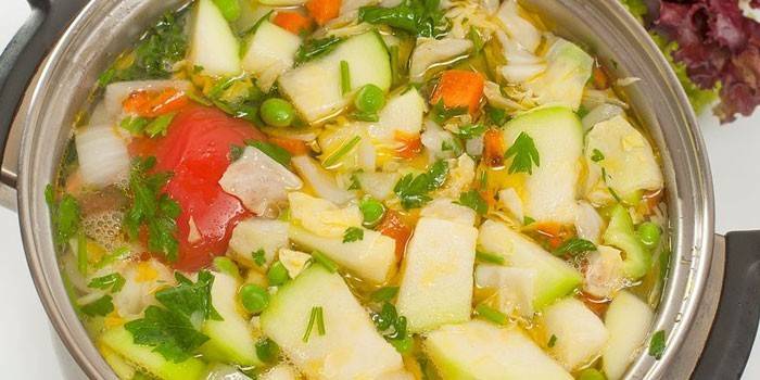 Кастрюля с супом из овощей