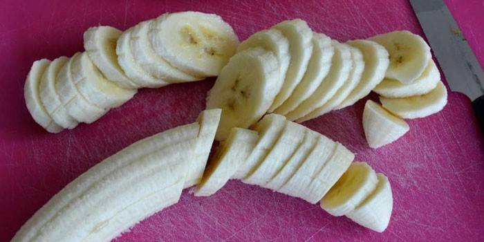 Банан нарезанный кружочками