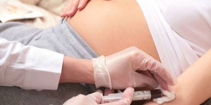 У беременной берут кровь из вены на анализ