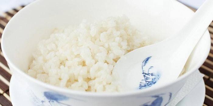 Отварной рис в тарелке