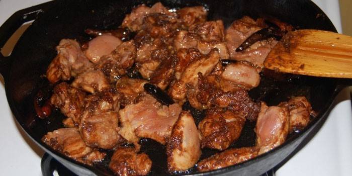 Кусочки куриного мяса в соевом соусе на сковороде