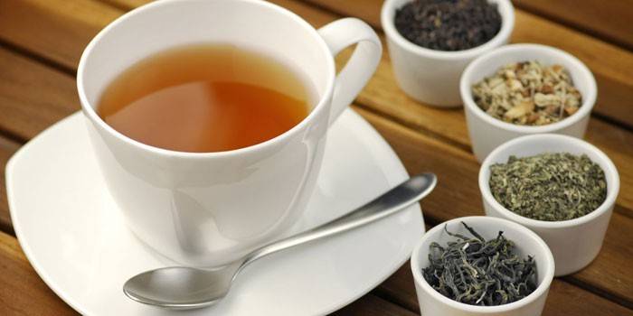 Чай из череды в чашке и лекарственные сушеные травы