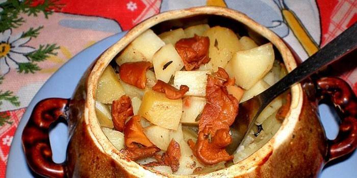 Картошка с грибами в горшочке