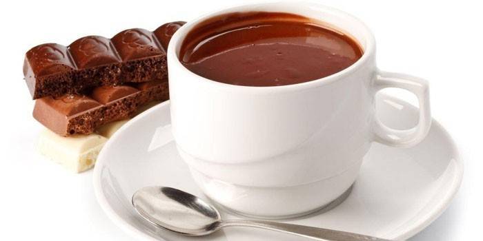 Горячий шоколад в чашке и пористый шоколад