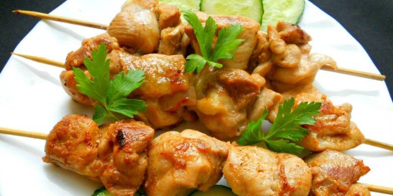 Кусочки курицы на шпажках