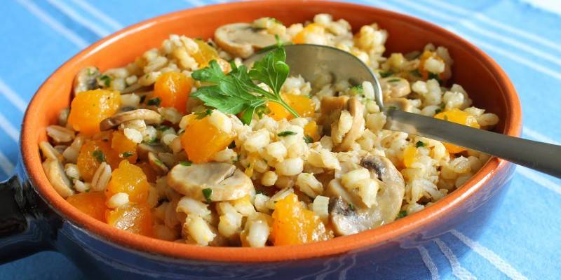 Перловка с тыквой и грибами