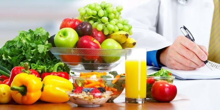 Овощи и фрукты на столе у врача