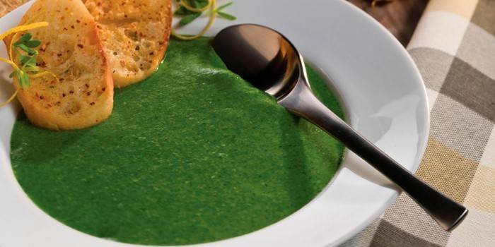 Зеленый крем-суп с гренками