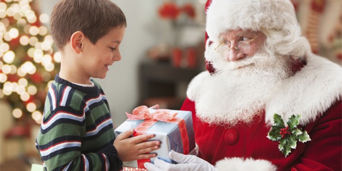 Дед Мороз дарит мальчику подарок на Новый Год