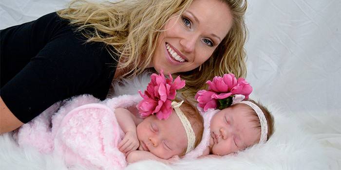 Женщина с новорожденными девочками-близнецами