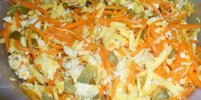 Готовый салат Обжорка с куриной грудкой и корейской морковью