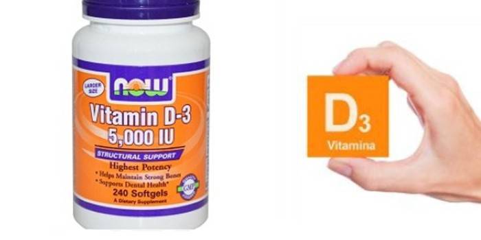 Витамин Д-3 в упаковке и значок витамина в руке