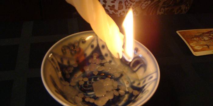 Горящая свеча над тарелкой