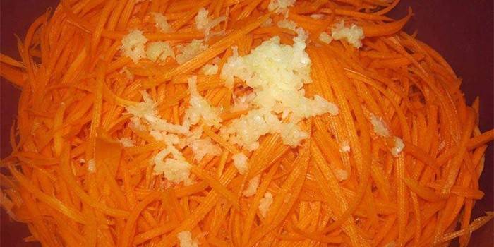 Нашинкованная морковка и чеснок в миске