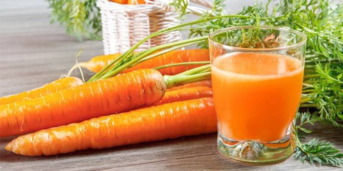 Стакан морковного сока и морковь