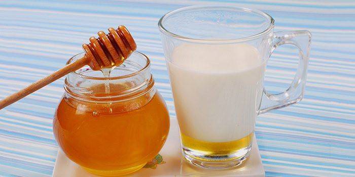 Чашка с молоком и банка с медом