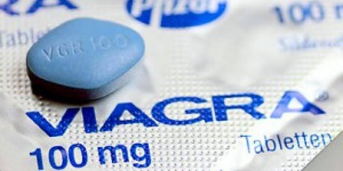 Таблетка и упаковка препарата Виагра