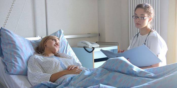 Девушка в больничной палате беседует с доктором