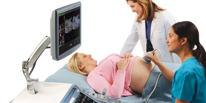 Медики делают УЗИ беременной женщине