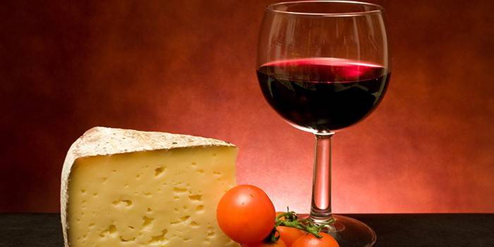 Сыр и бокал красного вина