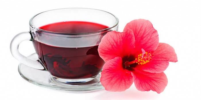 Чашка с чаем и цветок гибискуса