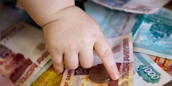 Рука ребенка и деньги